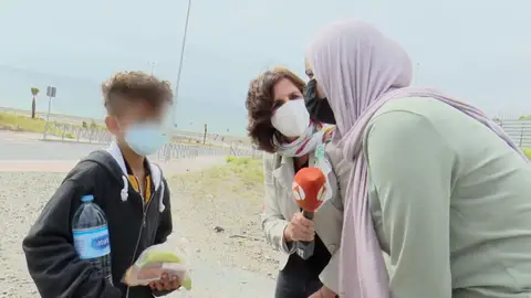 El duro testimonio de un menor en Ceuta: "Le dije a mi madre que iba a cruzar y me dio 1,50 euros" El duro testimonio de un menor en Ceuta: "Le dije a mi madre que iba a cruzar y me dio 1,50 euros"