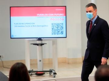 El presidente del Gobierno, Pedro Sánchez, durante la presentación de la iniciativa "Pueblos con futuro", un plan con 130 medidas para activar económica y socialmente las áreas rurales, este sábado en Madrid.