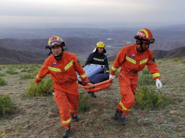 Rescate de uno de los fallecidos en la provincia de Gansu (China)