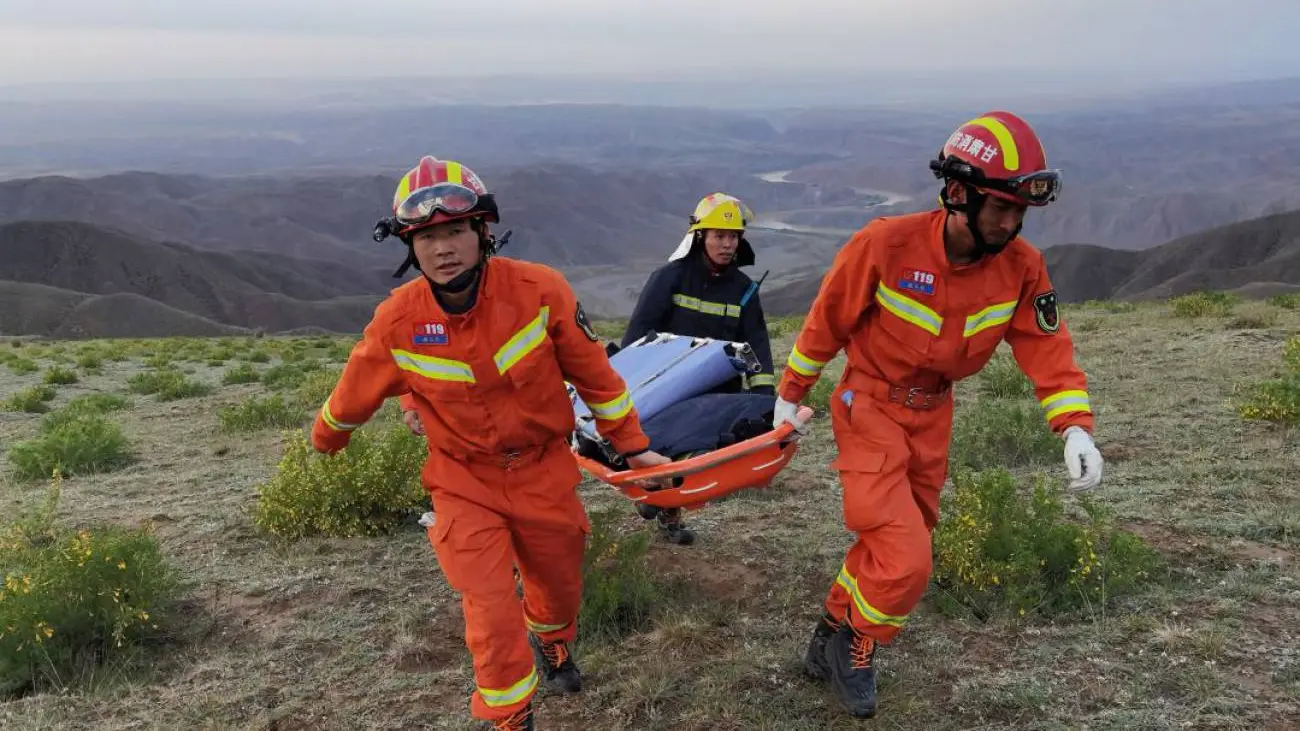 Rescate de uno de los fallecidos en la provincia de Gansu (China)
