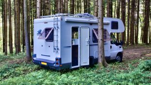 Una autocaravana en el campo