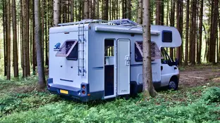 Una autocaravana en el campo Una autocaravana en el campo