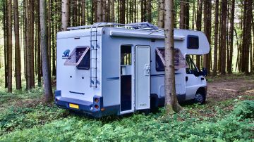 Una autocaravana en el campo