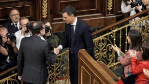 Saludo entre Mariano Rajoy y Pedro S&aacute;nchez en la moci&oacute;n de censura