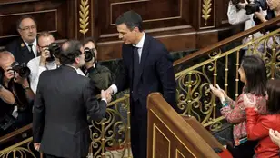 Saludo entre Mariano Rajoy y Pedro Sánchez en la moción de censura