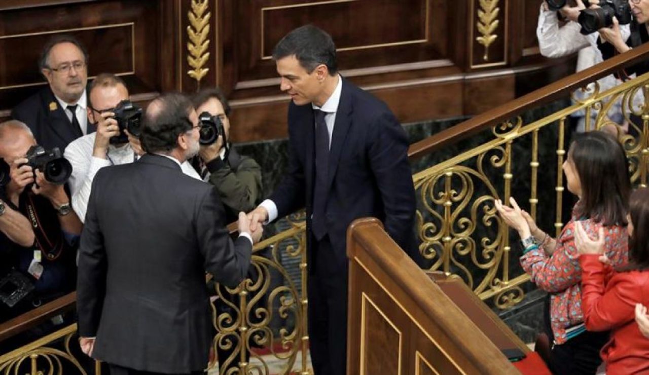 Saludo entre Mariano Rajoy y Pedro S&aacute;nchez en la moci&oacute;n de censura
