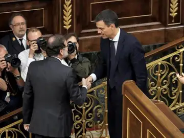 Saludo entre Mariano Rajoy y Pedro Sánchez en la moción de censura