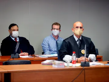 El hombre acusado del parricidio de Godella, junto a su abogado El hombre acusado del parricidio de Godella, junto a su abogado