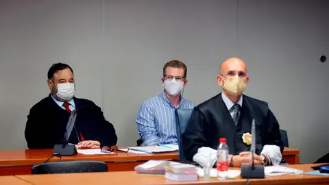 El hombre acusado del parricidio de Godella, junto a su abogado El hombre acusado del parricidio de Godella, junto a su abogado