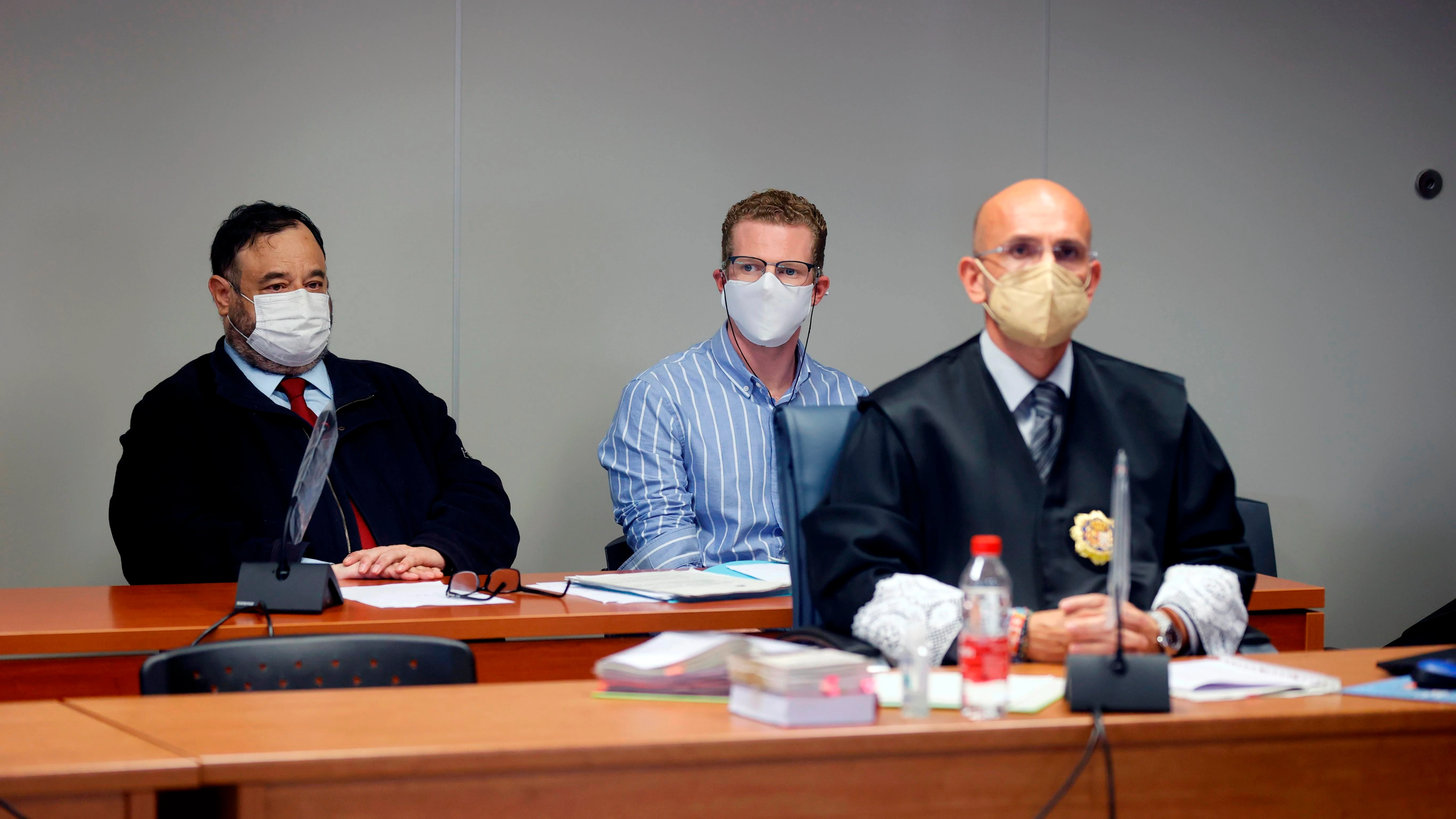 El hombre acusado del parricidio de Godella, junto a su abogado El hombre acusado del parricidio de Godella, junto a su abogado