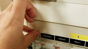 La OCU denuncia subidas del 27% en la pr&oacute;xima factura de la luz con las nuevas tarifas y Facua las tacha de "denigrantes"