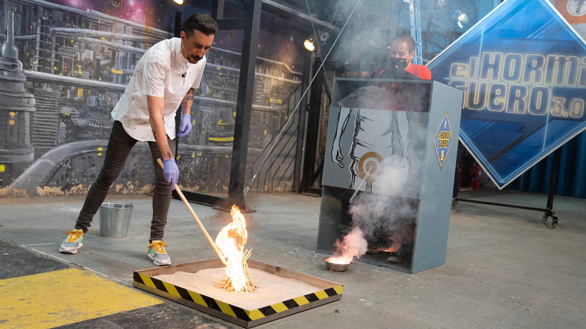 ¡Lo nunca visto! Marron enseña a hacer fuego con orina ¡Lo nunca visto! Marron enseña a hacer fuego con orina