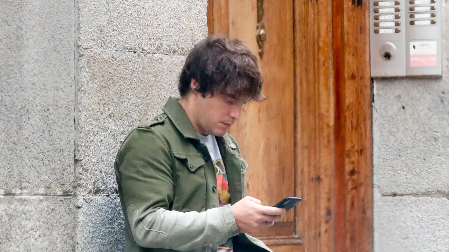 Jordi Cruz mirando su teléfono móvil