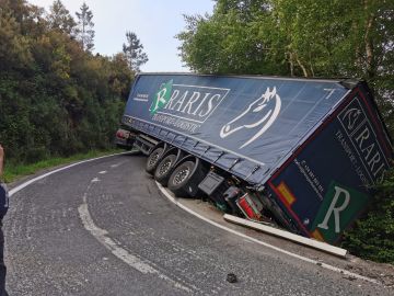 Un camionero pierde el control de su tráiler y el vehículo termina atascado en una carretera de montaña de Ourense