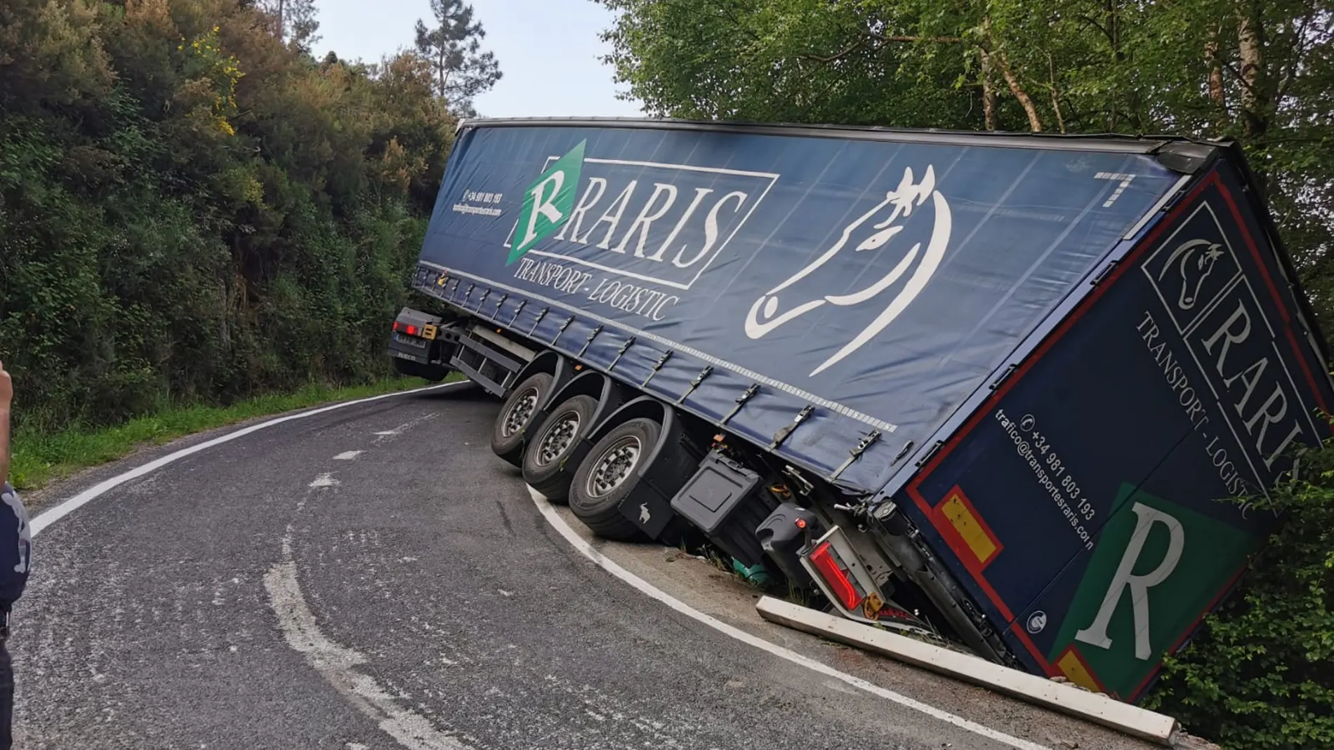 Un camionero pierde el control de su tráiler y el vehículo termina atascado en una carretera de montaña de Ourense