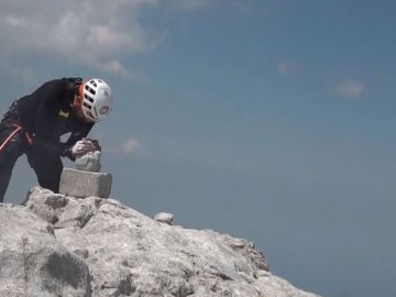 Miguel Ángel Roldán, enfermo de ELA, alcanza la cima del Urriellu en una emocionante subida 