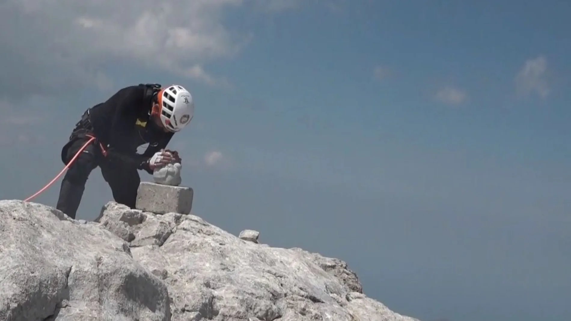 Miguel Ángel Roldán, enfermo de ELA, alcanza la cima del Urriellu en una emocionante subida 
