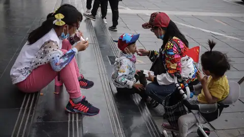 China detecta el primer caso humano de gripe aviar H10N3 y asegura que el riesgo de propagación es "bajo" China detecta el primer caso humano de gripe aviar H10N3 y asegura que el riesgo de propagación es "bajo"