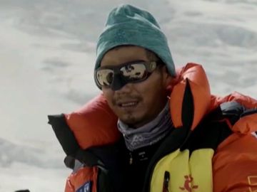 Zhang Hong se convierte en el primer asiático ciego que corona el Everest
