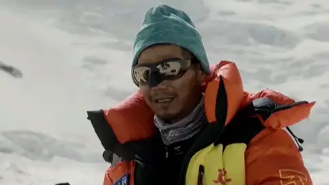 Zhang Hong se convierte en el primer asiático ciego que corona el Everest Zhang Hong se convierte en el primer asiático ciego que corona el Everest