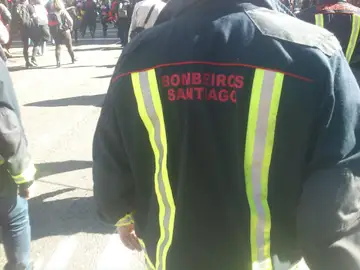 Los bomberos de Santiago de Compostela rescatan a dos jóvenes del toldo de un restaurante Los bomberos de Santiago de Compostela rescatan a dos jóvenes del toldo de un restaurante