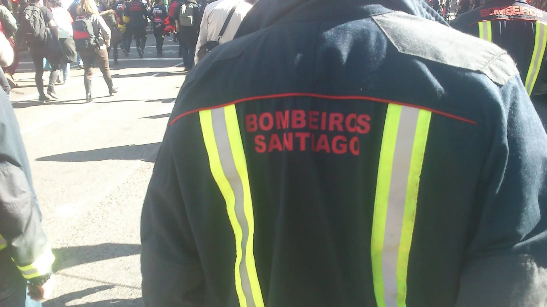 Los bomberos de Santiago de Compostela rescatan a dos jóvenes del toldo de un restaurante