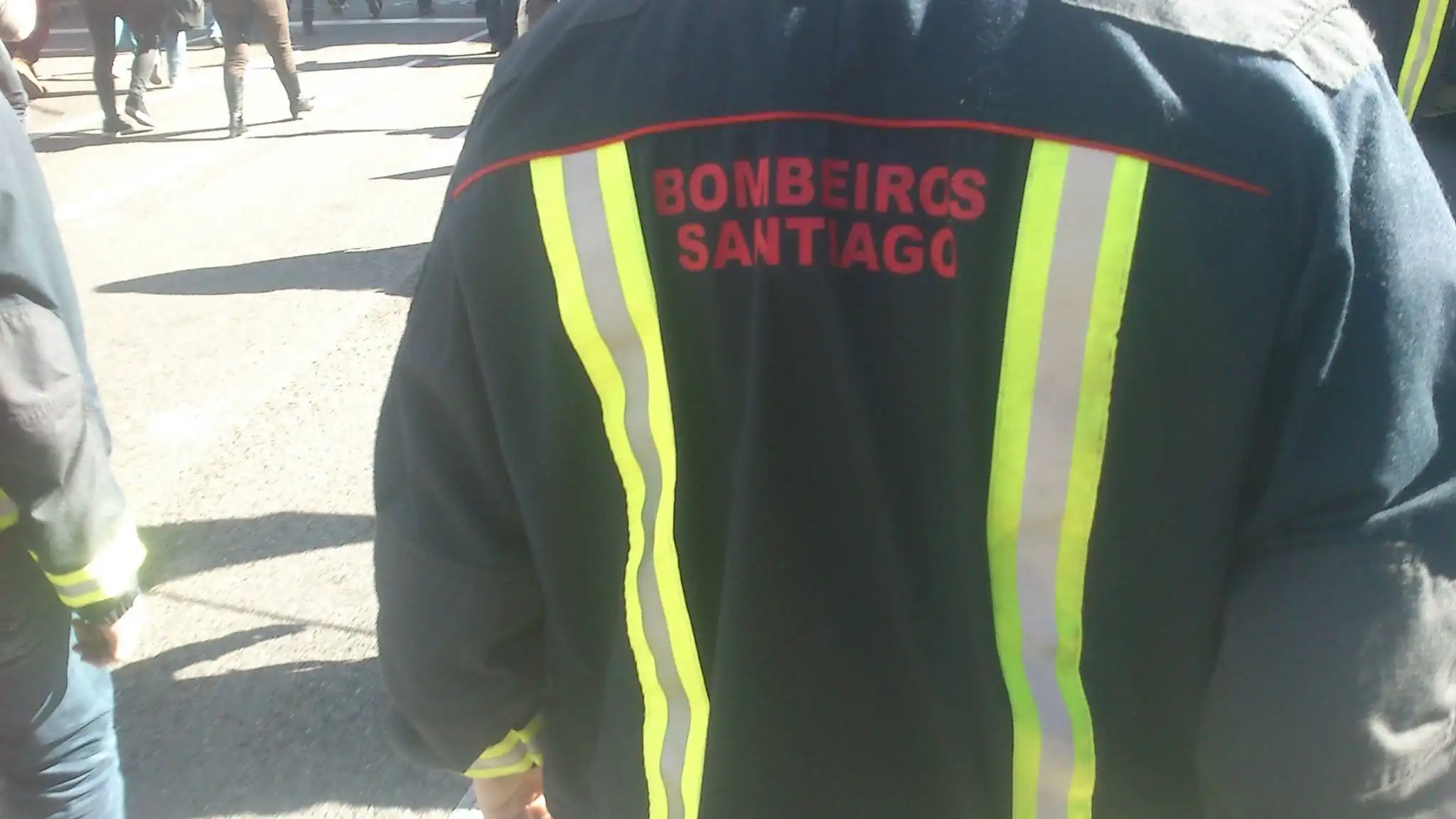 Los bomberos de Santiago de Compostela rescatan a dos jóvenes del toldo de un restaurante Rescate en Santiago
