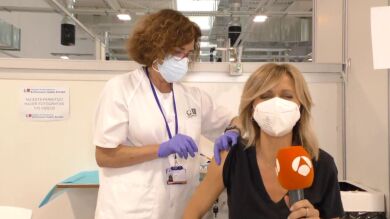 Susanna Griso se vacuna contra el coronavirus ante las cámaras de Espejo Público