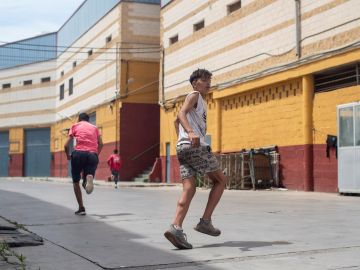 Tres migrantes se escapan de la nave del polígono industrial cercano a la playa de El Tarajal.