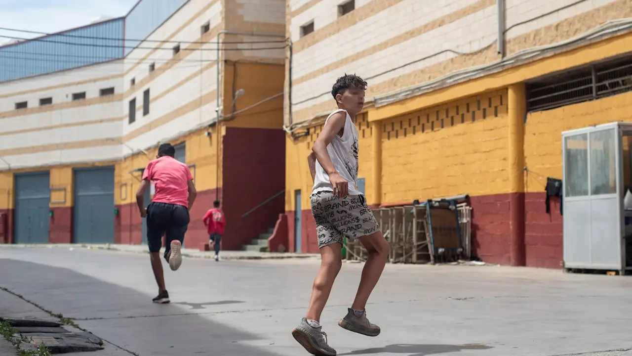 Tres migrantes se escapan de la nave del polígono industrial cercano a la playa de El Tarajal. Tres migrantes se escapan de la nave del polígono industrial cercano a la playa de El Tarajal.