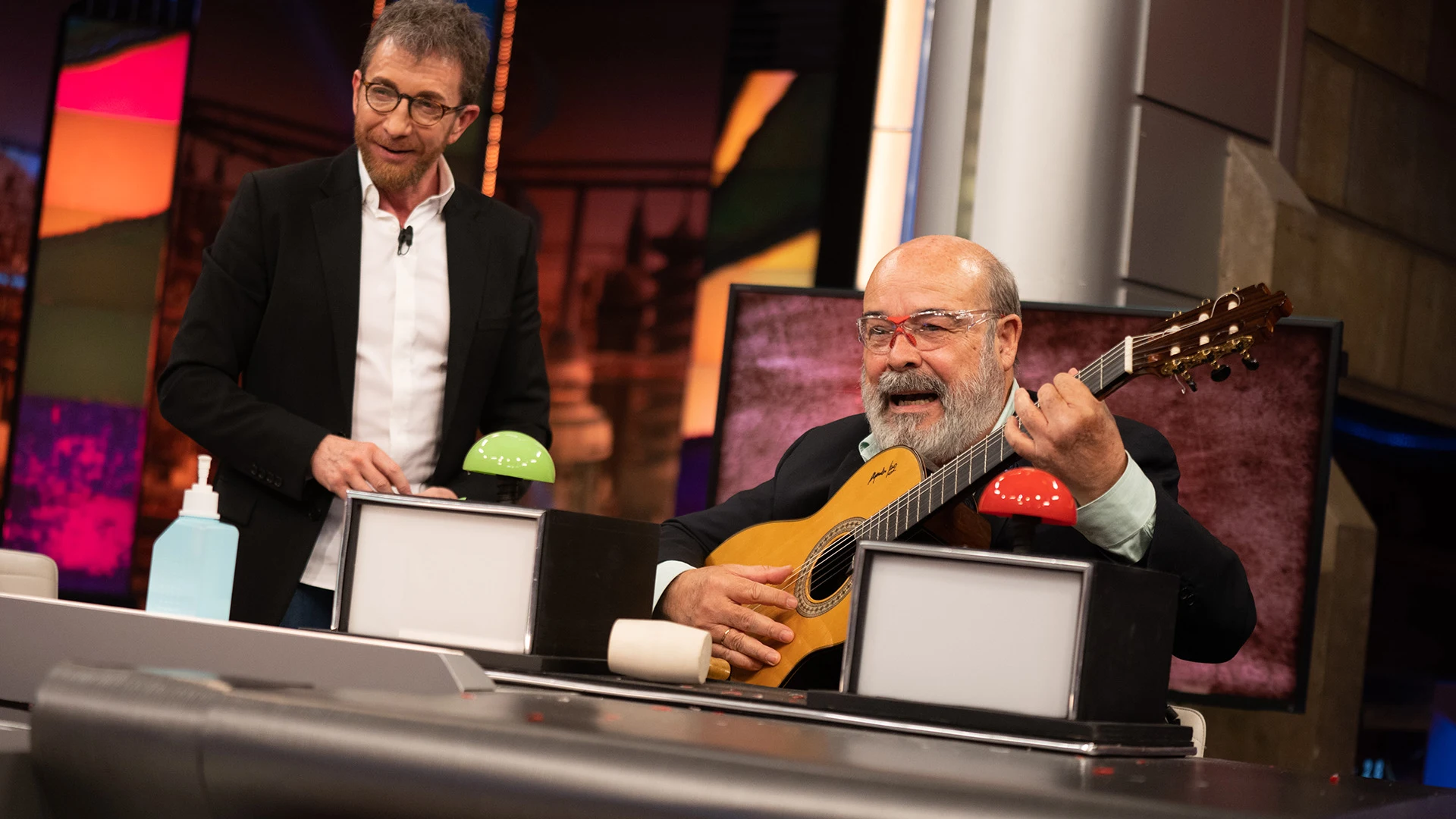 "¡Cuánta ira acumulada!", Antonio Resines asusta a Ana Guerra en 'El Hormiguero 3.0' Antonio Resines ha vuelto a mojarse a golpes sobre temas del día a día.