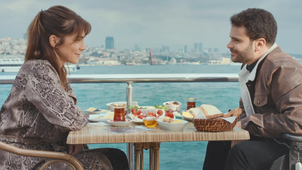 Ceyda, ¡enamorada de Raif! Surge la chispa del amor Ceyda, ¡enamorada de Raif! Surge la chispa del amor