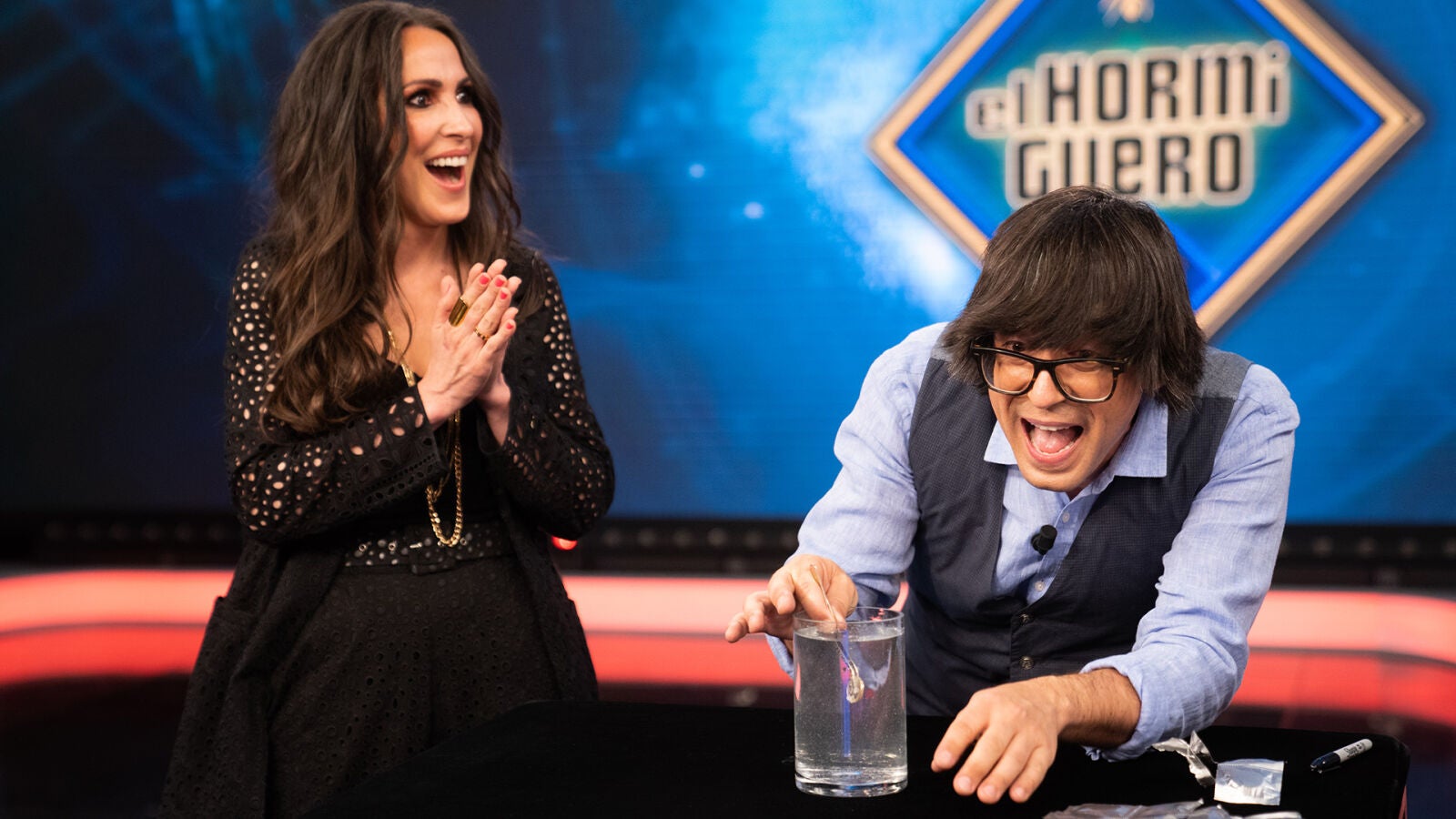 Luis Piedrahita sorprende a Malú... ¡con una pastilla, una moneda y un rotulador!