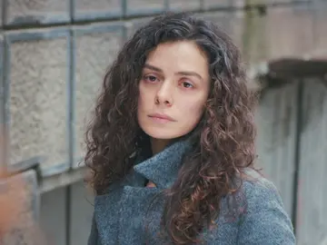 Sirin deja caer que Cem es el nuevo novio de Bahar para poner celoso a Arif Sirin deja caer que Cem es el nuevo novio de Bahar para poner celoso a Arif