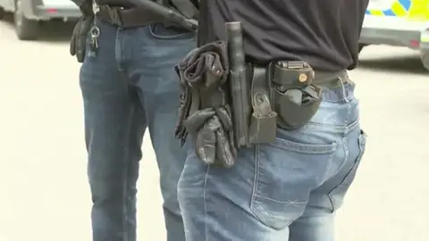 Policías con pantalones vaqueros por falta de uniformes. Policías con pantalones vaqueros por falta de uniformes.