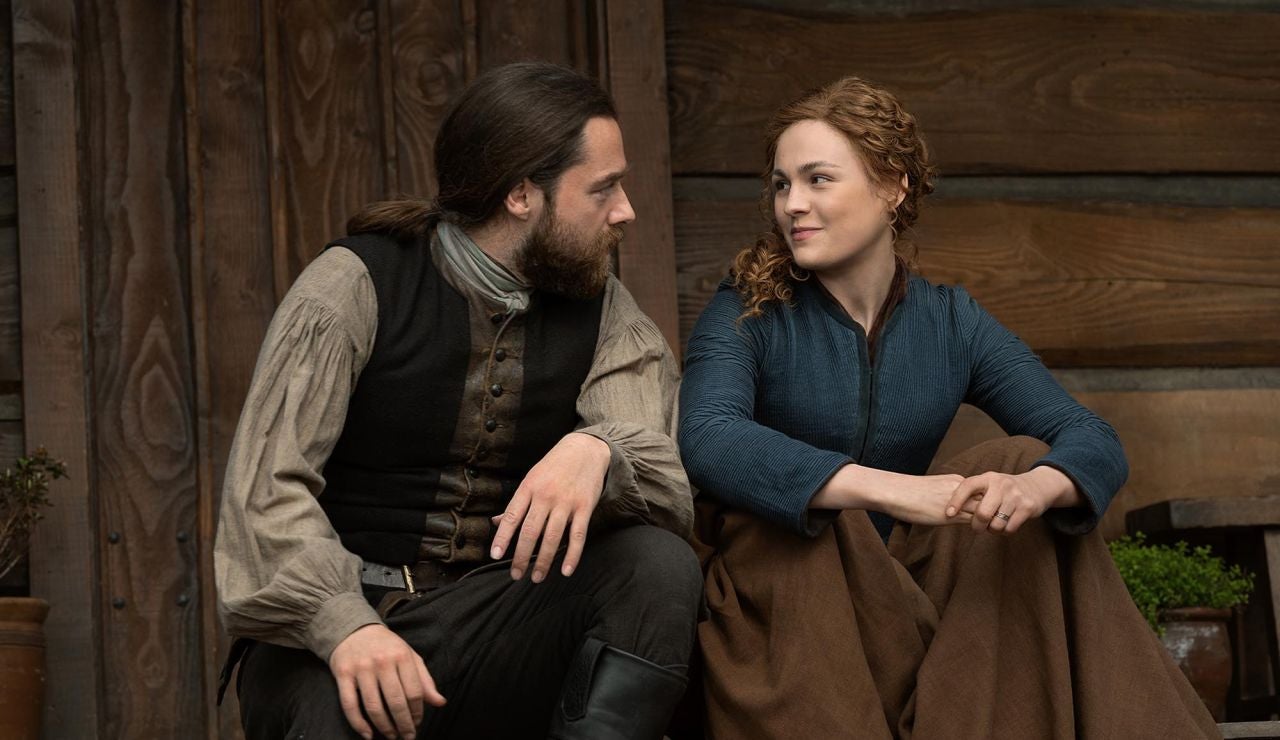 Sophie Skelton y Richard Rankin en 'Outlander'
