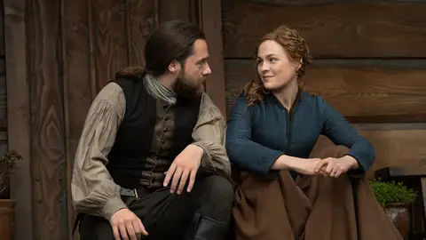 Sophie Skelton y Richard Rankin en 'Outlander' Brianna y Roger en la temporada 6
