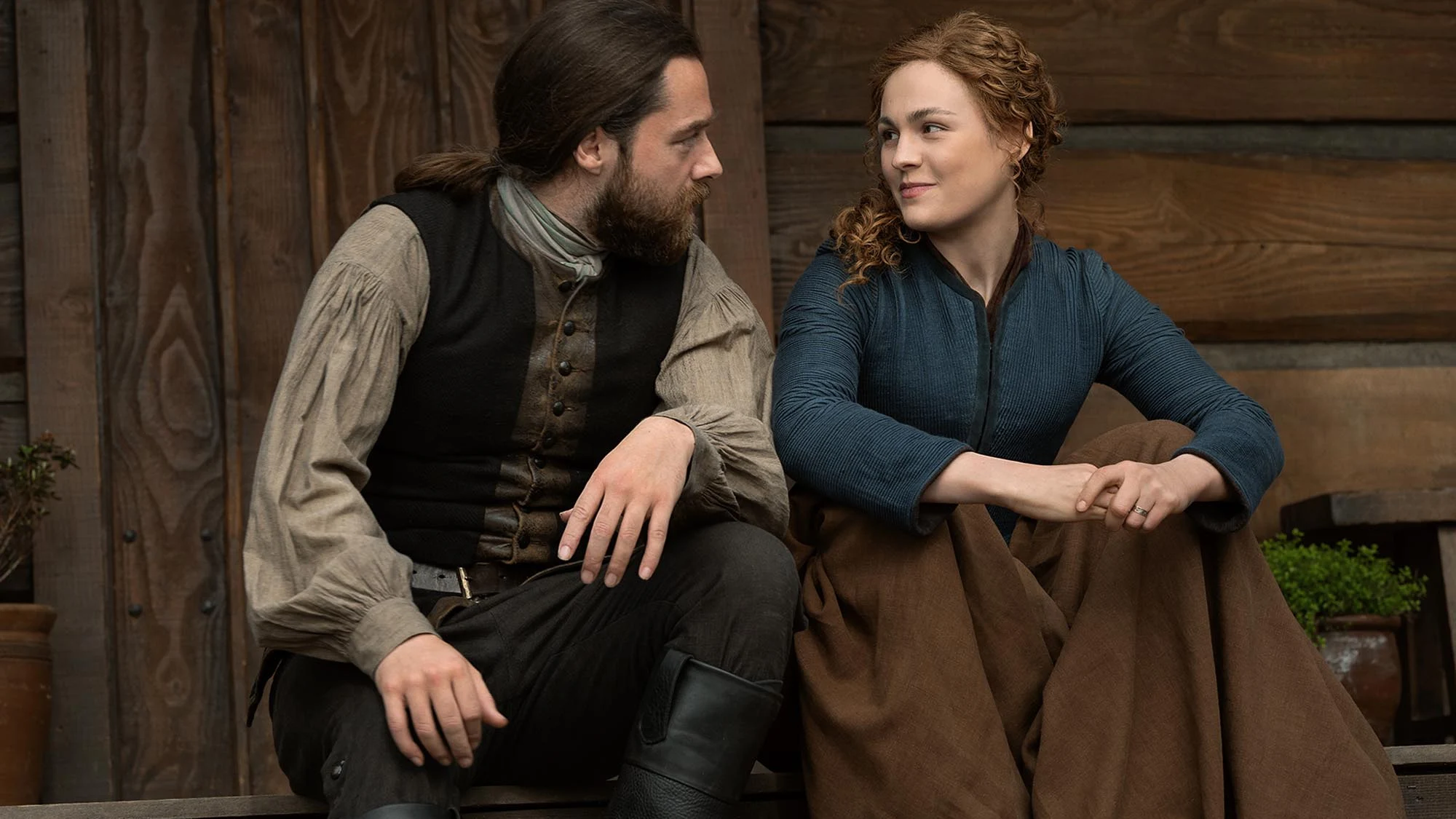 Sophie Skelton y Richard Rankin en 'Outlander' Brianna y Roger en la temporada 6