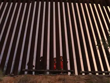 El grito desesperado de un niño de 5 años abandonado en la frontera de México y Estados Unidos: "No te vayas" El grito desesperado de un niño de 5 años abandonado en la frontera de México y Estados Unidos: "No te vayas"
