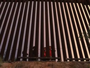 El grito desesperado de un niño de 5 años abandonado en la frontera de México y Estados Unidos: "No te vayas" El grito desesperado de un niño de 5 años abandonado en la frontera de México y Estados Unidos: "No te vayas"