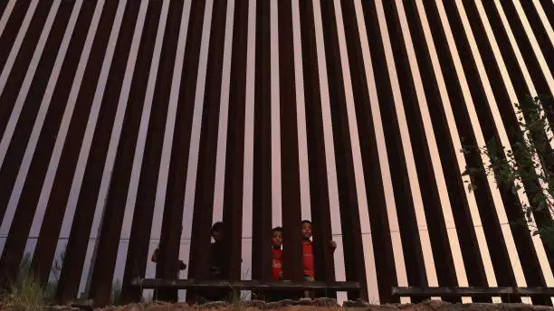 El grito desesperado de un ni&ntilde;o de 5 a&ntilde;os abandonado en la frontera de M&eacute;xico y Estados Unidos: "No te vayas"