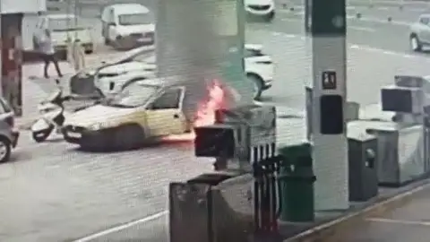 Susto en una gasolinera de Gran Canaria al arder un coche Susto en una gasolinera de Gran Canaria al arder un coche