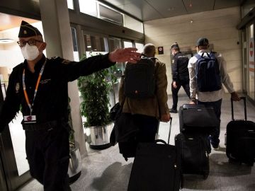 Personal de confianza de Brahim Gahi es escoltado por la policía a la entrada del aeropuerto de Pamplona en Noáin. El avión medicalizado que traslada a Argel al líder del Frente Polisario, ha despegado este miércoles del aeropuerto español de Pamplona rumbo a la capital argelina