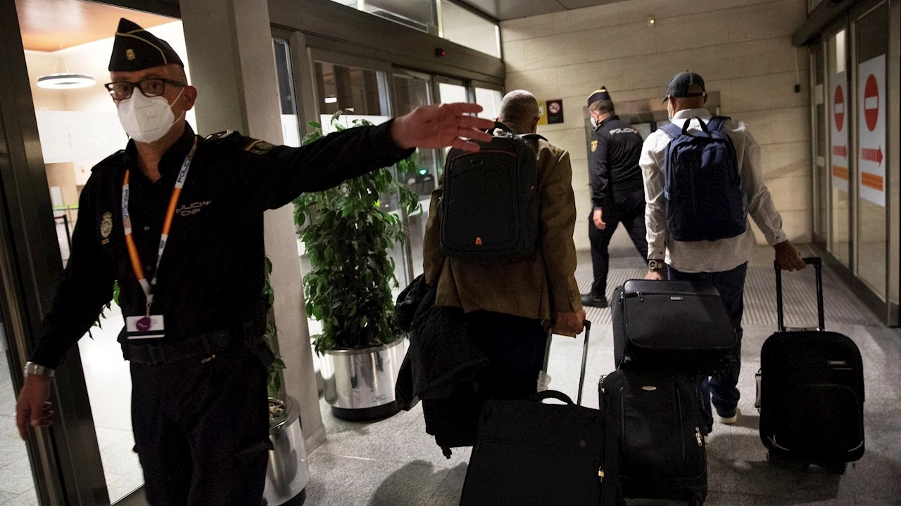 Personal de confianza de Brahim Gahi es escoltado por la polic&iacute;a a la entrada del aeropuerto de Pamplona en No&aacute;in. El avi&oacute;n medicalizado que traslada a Argel al l&iacute;der del Frente Polisario, ha despegado este mi&eacute;rcoles del aeropuerto espa&ntilde;ol de Pamplona rumbo a la capital argelina