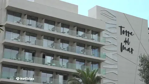 Mueren dos jóvenes de 22 y 26 años tras caer de un balcón en Ibiza Mueren dos jóvenes de 22 y 26 años tras caer de un balcón en Ibiza