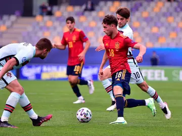 Puado conduce el balón en el partido ante Portugal Puado conduce el balón en el partido ante Portugal