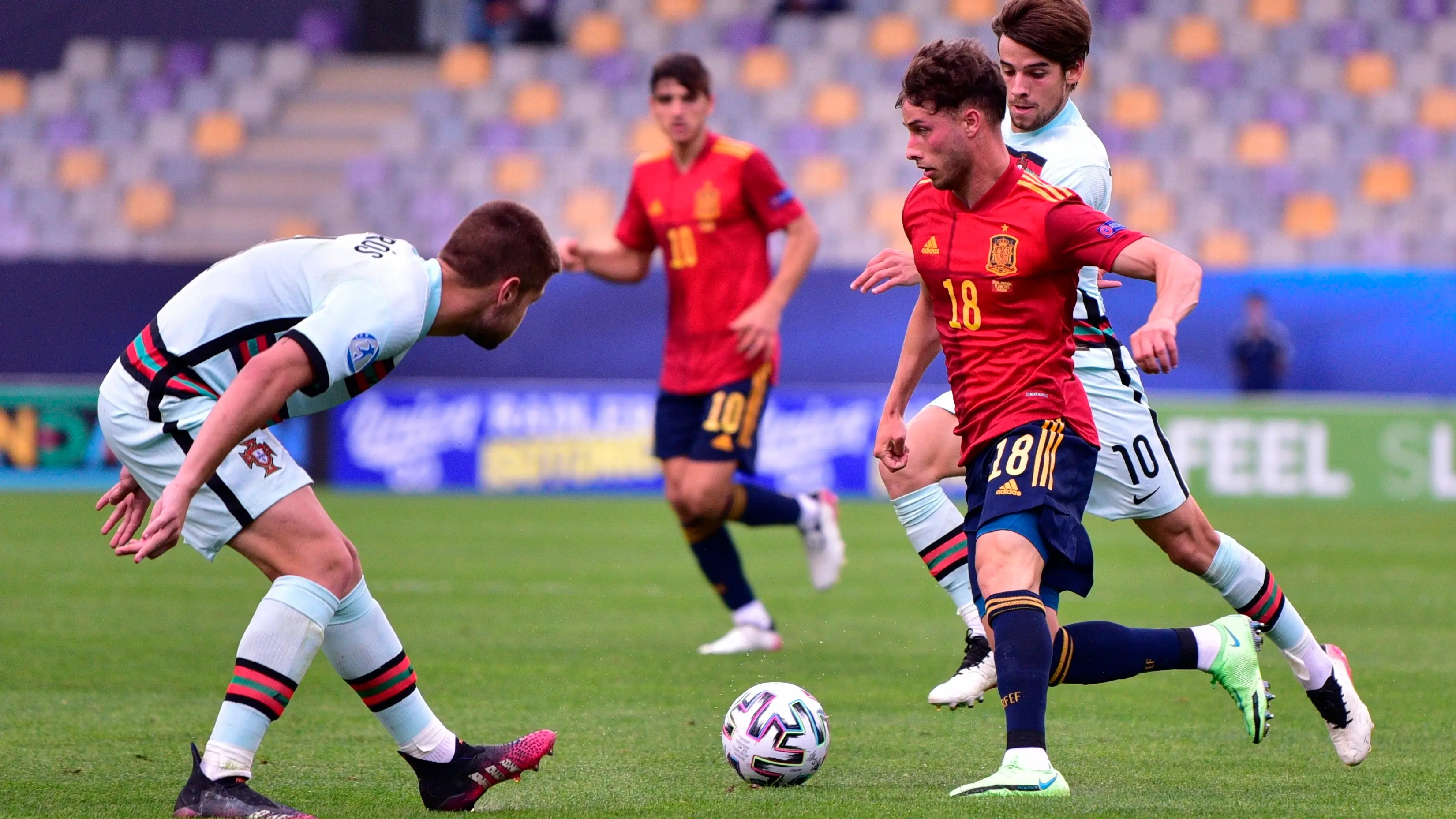 Puado conduce el bal&oacute;n en el partido ante Portugal