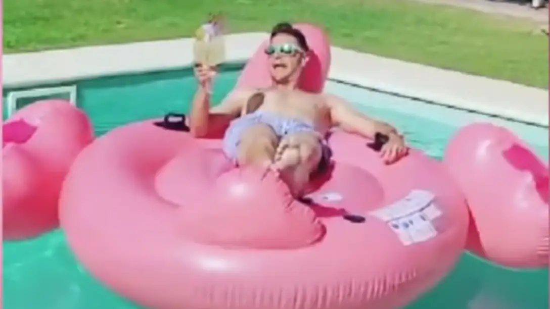 La última 'sobrada' de Joaquín en su piscina en el que lanza un mensaje a Luis Enrique La última 'sobrada' de Joaquín en su piscina en el que lanza un mensaje a Luis Enrique