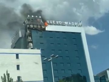 Arde la fachada del hotel 'Nuevo Madrid' y provoca una impresionante columna de humo