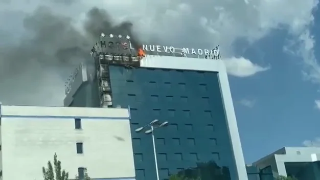 Arde la fachada del hotel 'Nuevo Madrid' y provoca una impresionante columna de humo Arde la fachada del hotel 'Nuevo Madrid' y provoca una impresionante columna de humo